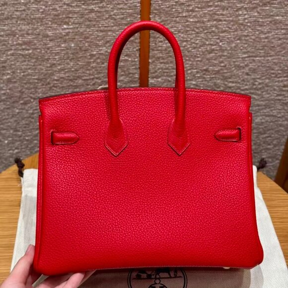 Classic Hermes Bag: A Stylish and Versatile Choice for Elegance - Picture 3 of 6